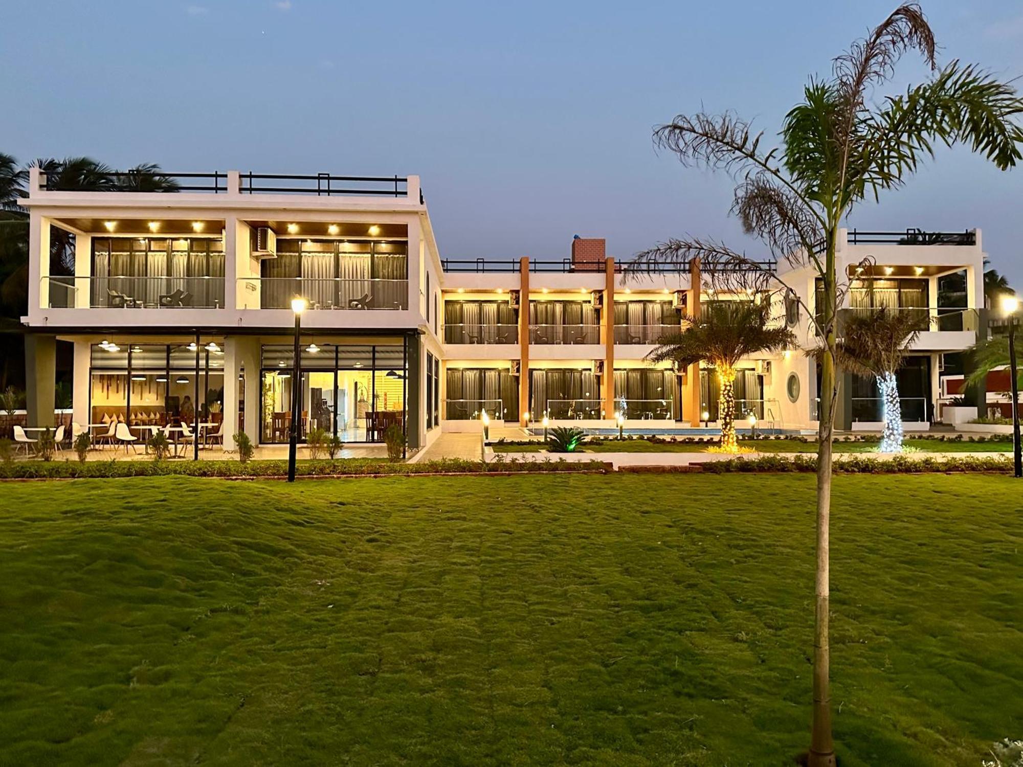 Aqualina Hotel Bhogwe Exterior photo